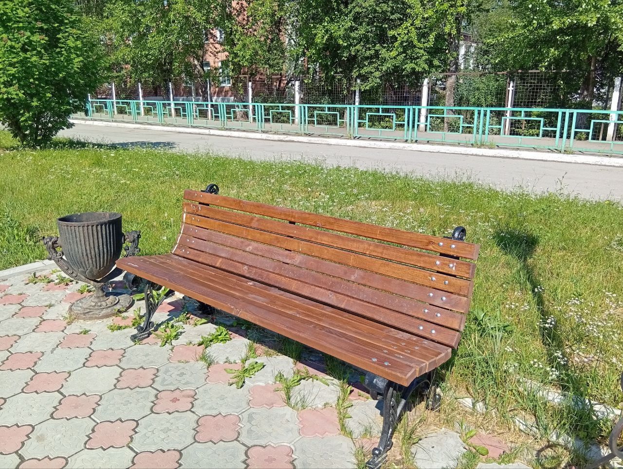 На Аллее Славы не хватает трех скамеек, патриотической работы с молодежью и ухода за цветами