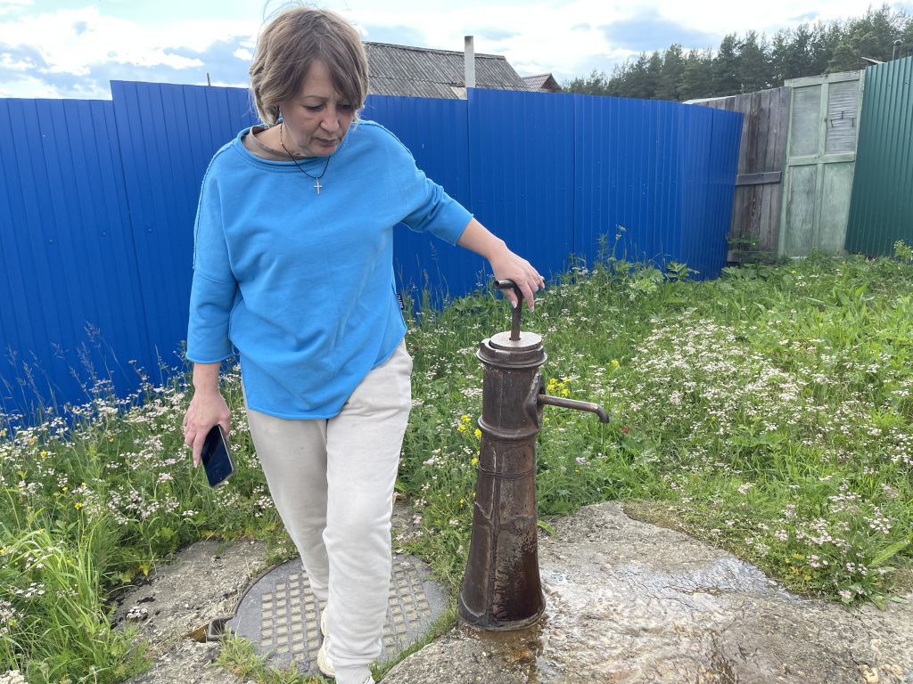 Вода в колонке была 25 июня. Татьяна Торопова рассказала, что люди радовались недолго, через пару дней вода бежать перестала. Фото: Анна Куприянова, "Глобус" Вода в колонке была 25 июня. Татьяна Торопова рассказала, что люди радовались недолго, через пару дней вода бежать перестала. Фото: Анна Куприянова, "Глобус"