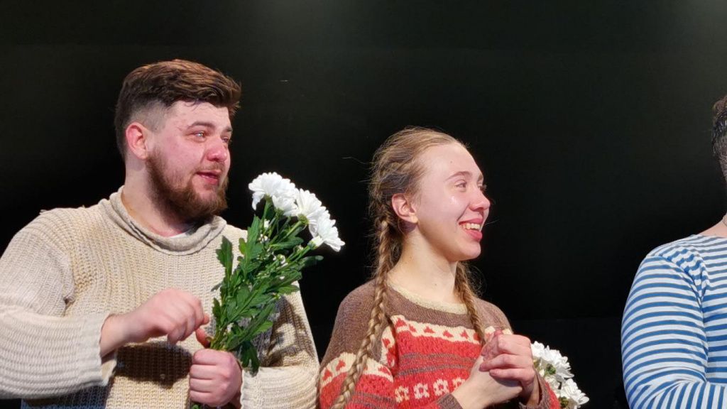 Александр Брызгалов (Юрий Кривонищенко) и Софья Дорошенко (Людмила Дубинина) плакали слушая Петра Ивановича. Фото: Константин Бобылев, "Глобус" Александр Брызгалов (Юрий Кривонищенко) и Софья Дорошенко (людмила Дубинина) плакали слушая Петра Ивановича. Фото: Константин Бобылев, "Глобус"