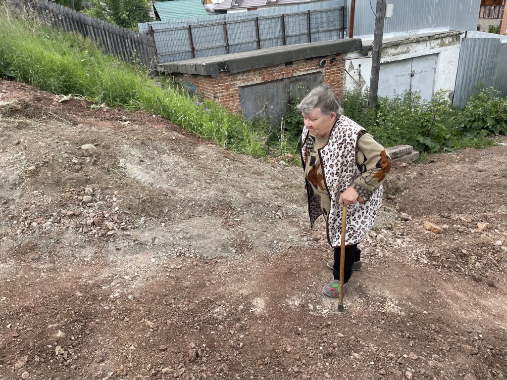 Лариса Лебедева просит, чтобы дорогу поскорее разровняли. Фото: Анна Куприянова, "Глобус"