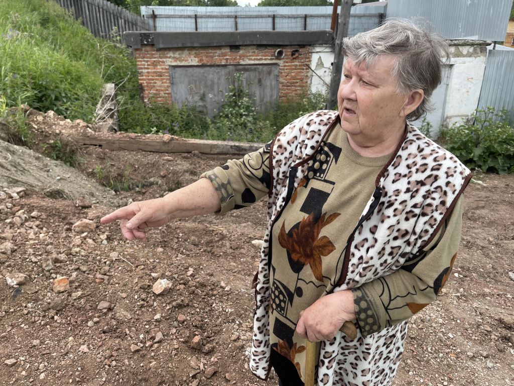 Лариса Лебедева много лет назад с мужем отсыпала дорогу щебнем. Фото: Анна Куприянова, "Глобус"