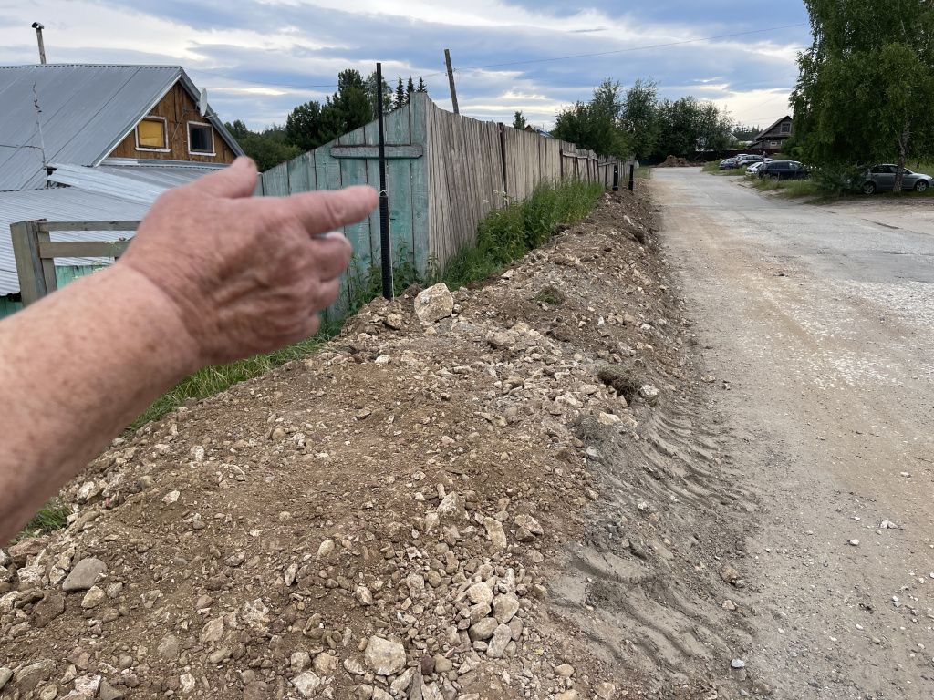 Женщина сокрушается, что до проведения работ был ровный участок и росла трава. Фото: Анна Куприянова, "Глобус"