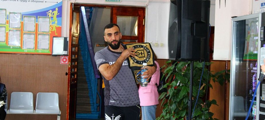На стадионе "Горняк" прошла встреча с кикбоксером Мамукой Усубяном