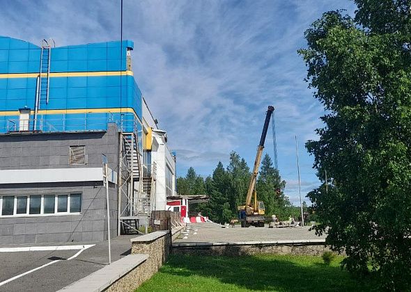 Сегодня демонтировали козырек над входом в североуральский бассейн "Нептун"
