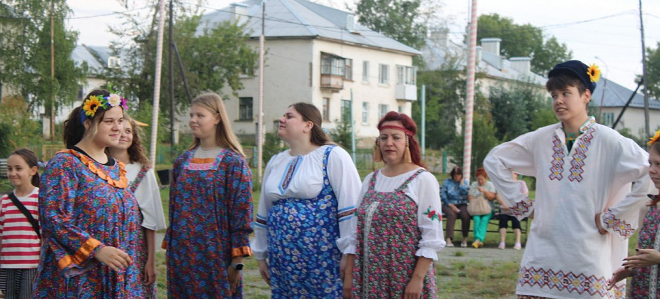 В Черемухово водили хоровод, играли в народные игры и пили чай