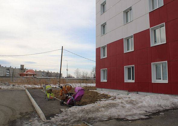 Пожар в девятиэтажке для сирот. Света нет, квартиры затопило, окна заколотили фанерой
